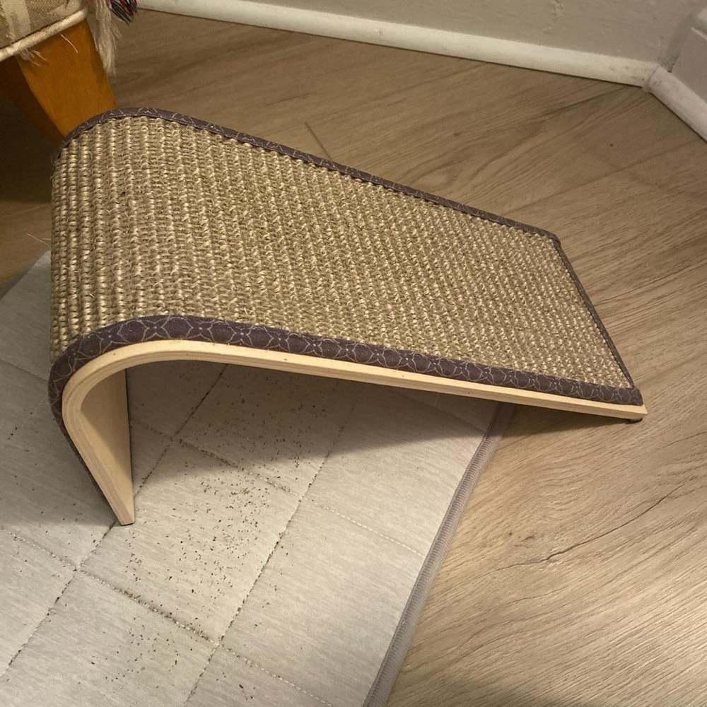 Curved Cat Scratching Ramp - Picture 4 of 4